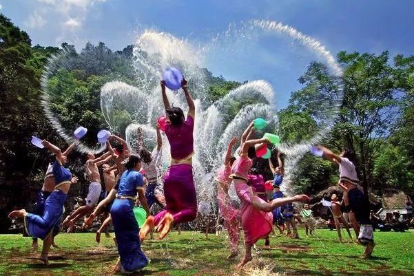 泼水节的时候为什么要泼水？