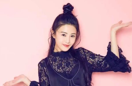 戏法师里的寡妇是谁