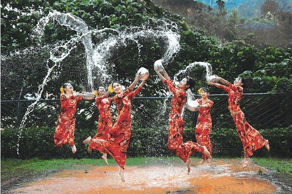 泼水节的时候为什么要泼水?