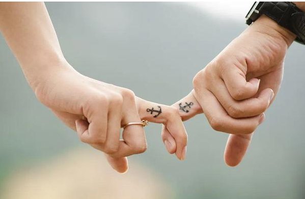 一个未婚的男子怎么会爱上一个结过婚生过孩子的女人？