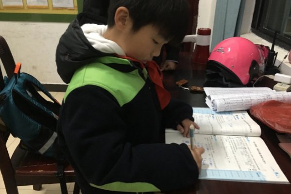 坐在叔叔棍子上写作业好吗