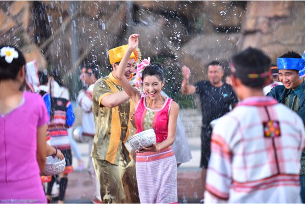 泼水节的时候为什么要泼水?