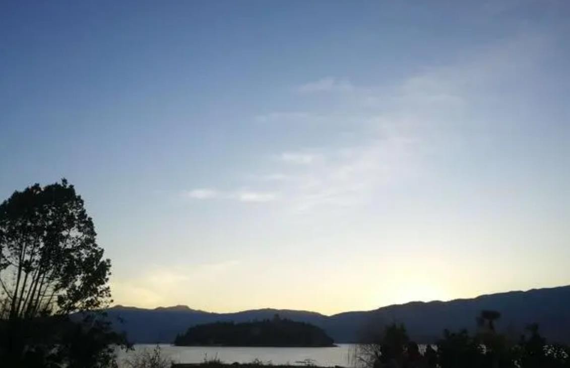 鱼肚白是什么意思？