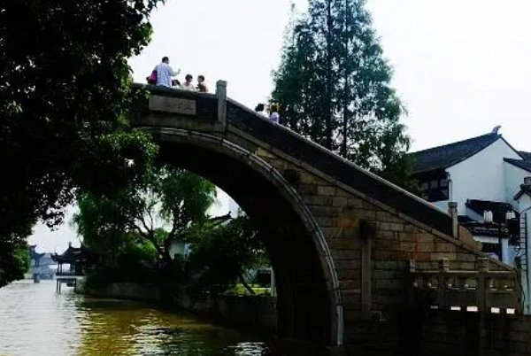 彩游虚村这首诗存在吗