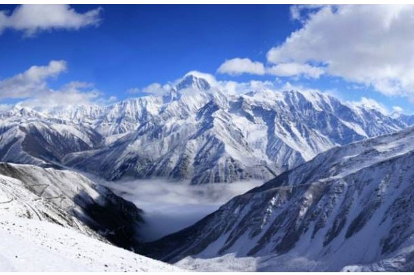 并肩于雪山之巅原句