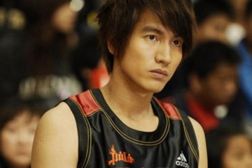 电视剧《篮球火》中东方翔为什么会害怕残？