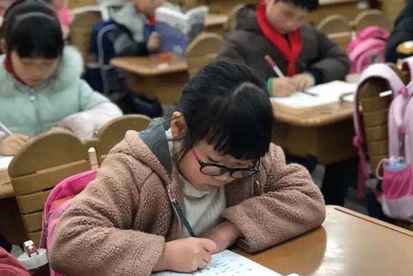 坐在叔叔棍子上写作业好吗