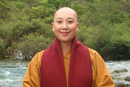 求歌词：小和尚下山去化斋,老和尚有交代,山下得女人是老虎,遇见了千万要躲开.