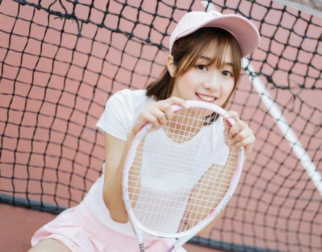 为什么女网球运动员会将网球塞在裙子里面？