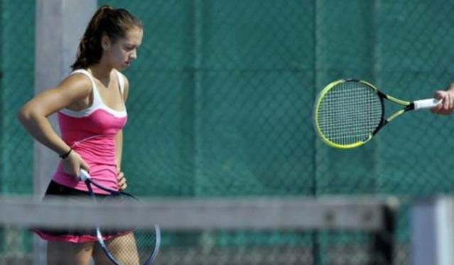 为什么女网球运动员会将网球塞在裙子里面？