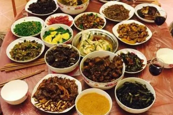 大吃大喝的意思是什么