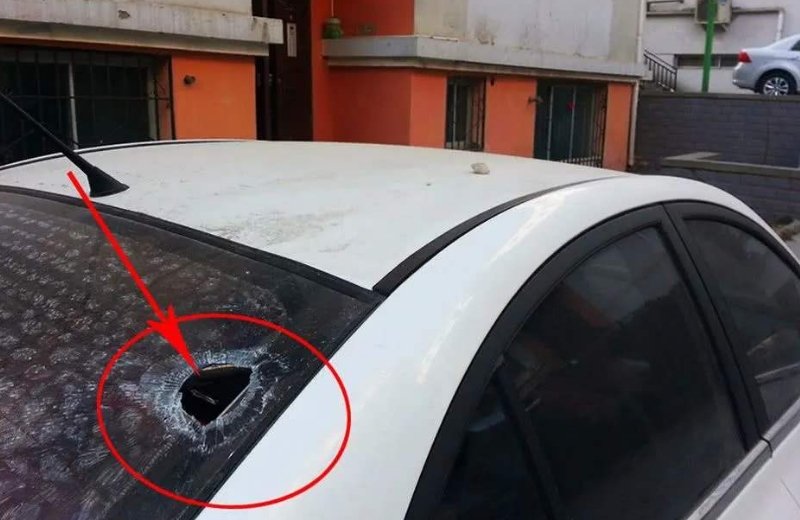 去小区送货被天降水泥块砸伤，小区业主还说了什么？