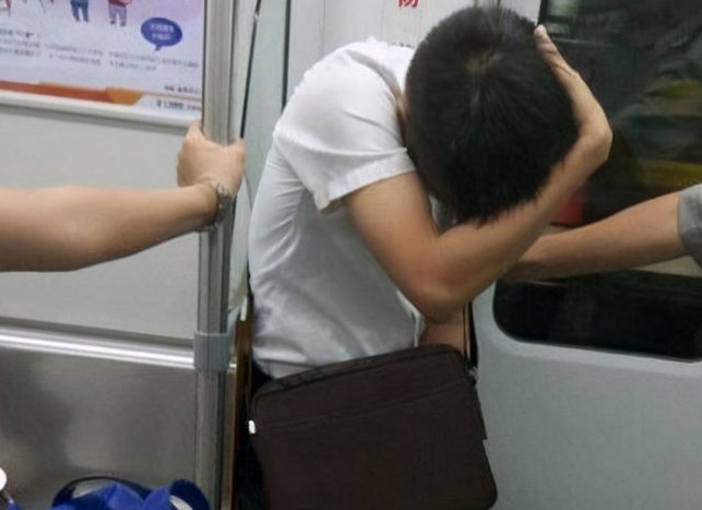 上海28岁男子高铁上多次侵犯邻座睡着女子被拘7日，他为何会有如此举动？