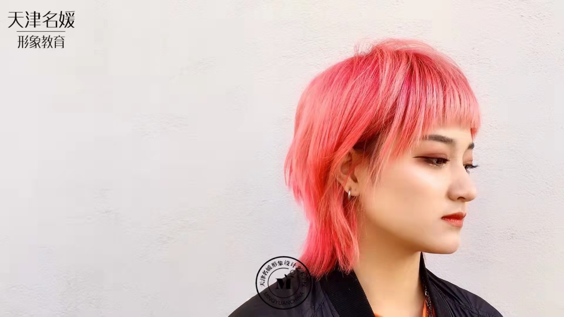 学美发去理发店好还是学校好？