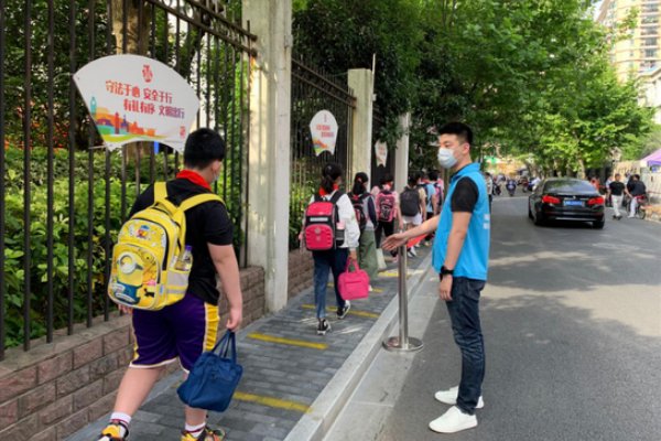 老师站楼道给学生讲课，是怎么一回事？