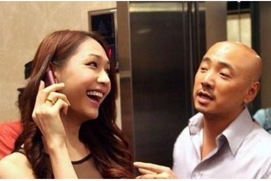 人再囧途之泰囧酒店里的那两女的是人妖吗