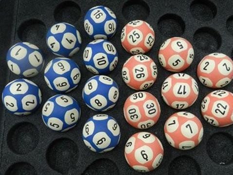 双色球红球中四个有多少钱？中三个红有钱吗？