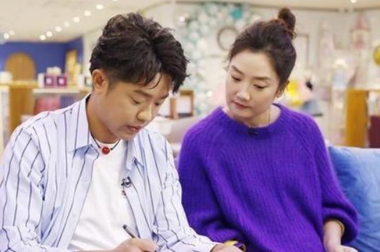 凤凰传奇偶遇路人求合照，曾毅又没被认出来，曾毅是什么反应？