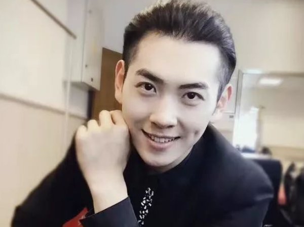 你轻轻的走过在风雨花丛中是什么歌