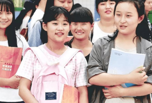 稚嫩的小学生初中生怎么形容