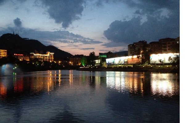 东边下雨西边情,道是无情却有情是什么意思