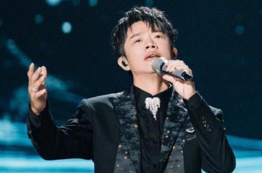 凤凰传奇偶遇路人求合照，曾毅又没被认出来，曾毅是什么反应？