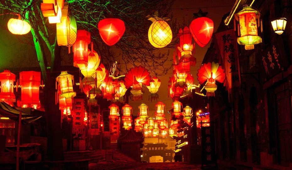 人约黄昏后，月上柳梢头的意思。