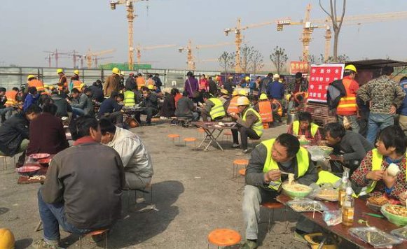 99后务工者被困在上海工地，他当初为何会选择上海这座城市