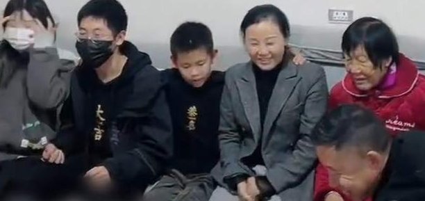 孙卓的奶奶拍14年来首张新年全家福，这张全家福有多来之不易？