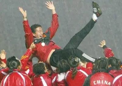中国女足夺冠后，主教练被抛起，现场的胜利气氛有多浓烈？