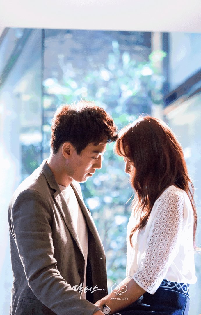 求一部剧名字 有一个挺火的动图应该是男主把女主抱着到桌子坐着然后