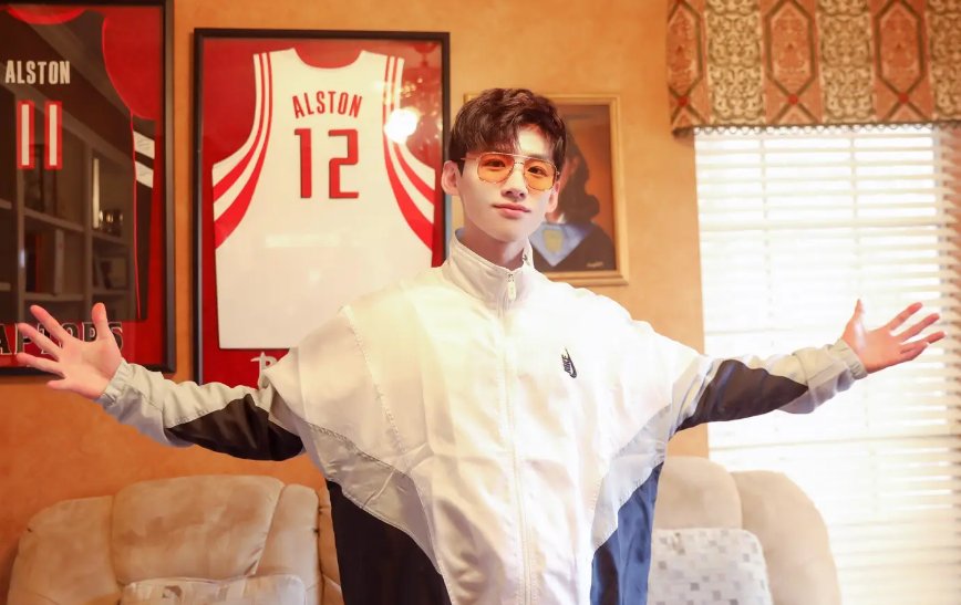 白敬亭背刺何炅是真的吗