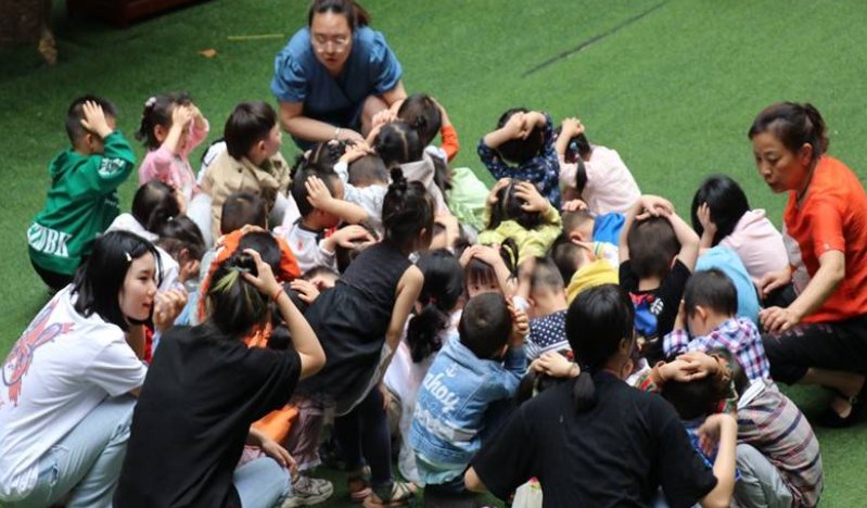 四川泸县地震又降雨老师用棉被裹紧孩子，从老师的举动中你看出了什么？