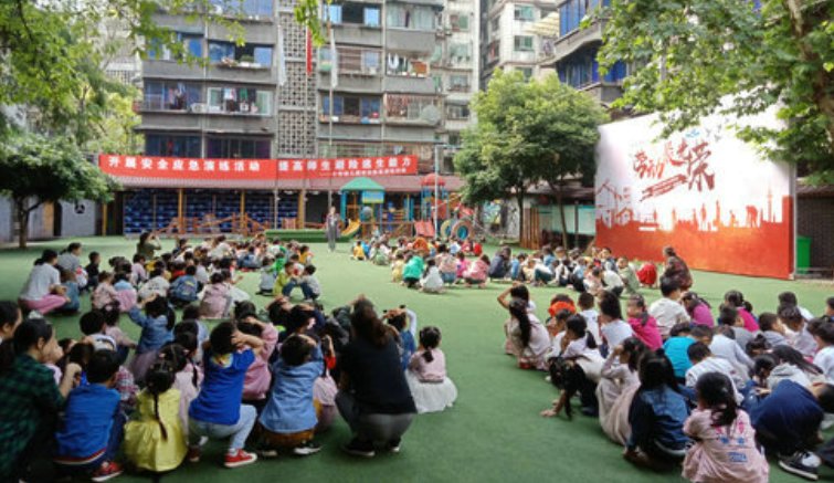 四川泸县地震又降雨老师用棉被裹紧孩子，从老师的举动中你看出了什么？