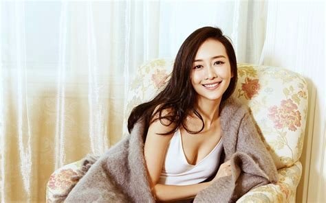 母亲重新组建了家庭，刚成年就让我自己出去生活，现在他有困难我要去给她帮忙吗？