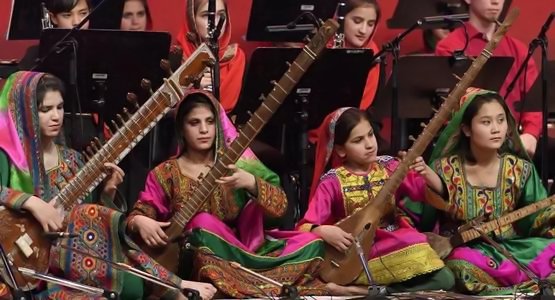 阿富汗禁止女学生在男性场所唱歌，这一禁令的目的是？