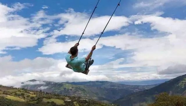 没人推，也没人拉，秋千为什么就越荡越高了？