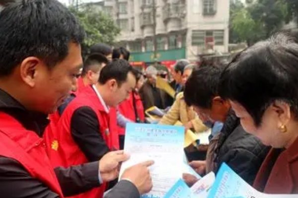 国家通过普及什么教育通过在城乡不同范围的群众中制定