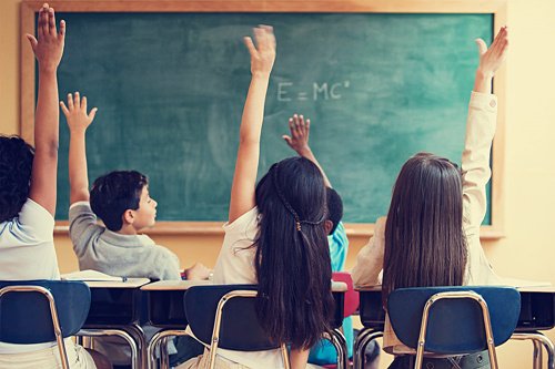 湖北一学生当着全班的面被老师掌掴4次，对他的心理是否会产生影响？