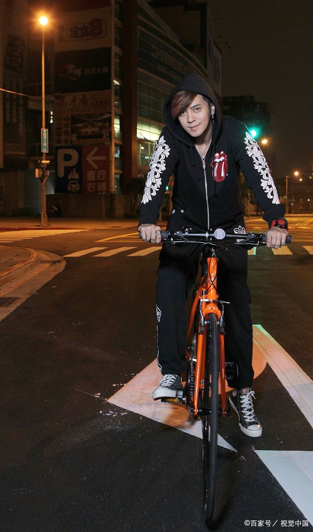 罗志祥久违在镜头前露脸，为母亲举办乒乓球赛，是个大孝子，你怎么看？