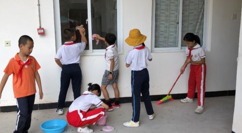 扫地板,叠被子拼音什么写