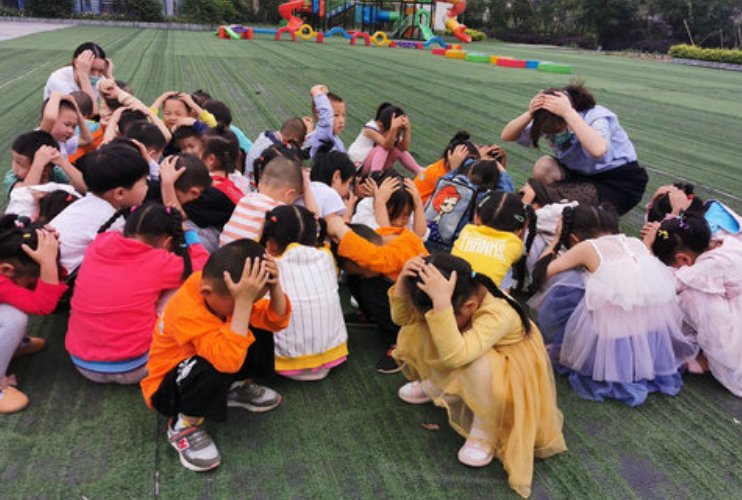 四川泸县地震又降雨老师用棉被裹紧孩子，从老师的举动中你看出了什么？
