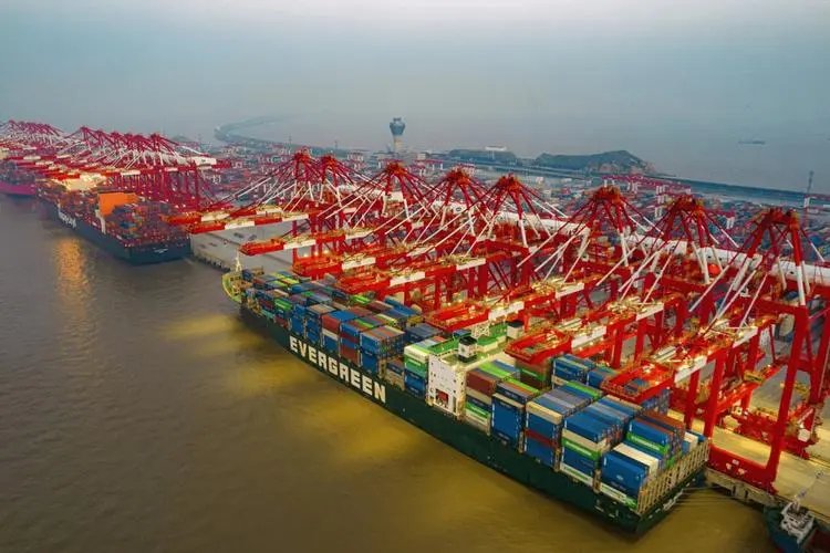 封控下的上海港：船未堵但货难运，这会造成多大的损失？