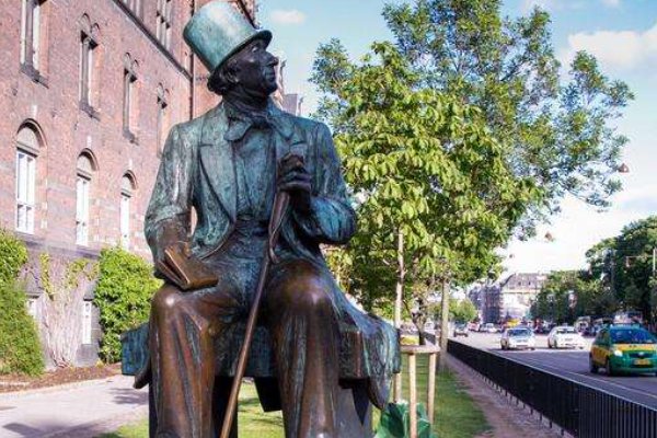 安徒生被誉为什么的称号?