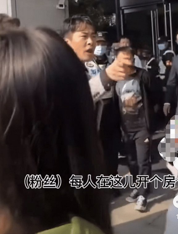 酒店保安遭辛巴指脸大吼，事后被开除，尽职尽责有错吗？