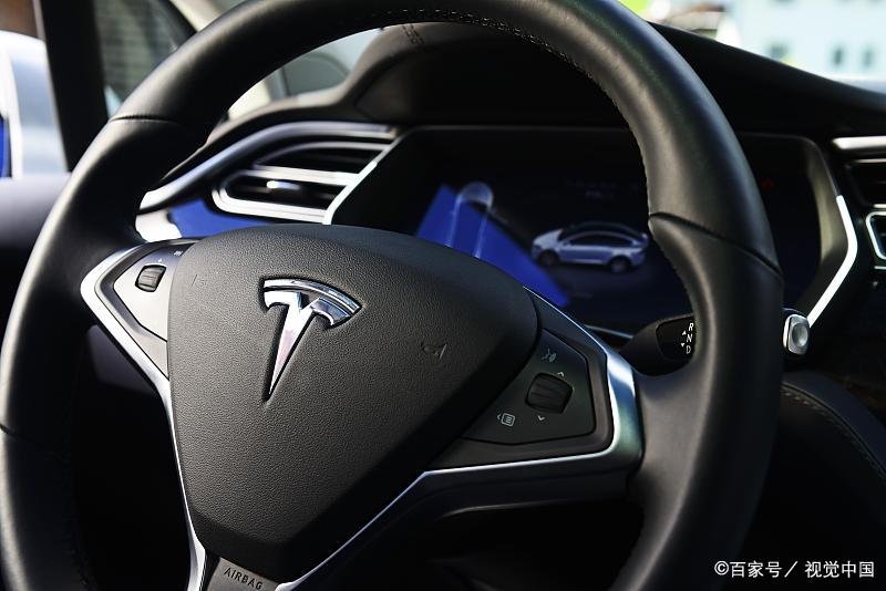 特斯拉的方向盘滚轮有什么功能？左右有什么区别呢？