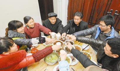 贵州一老人生日请吃饭，饭店却称没有收到钱，事情的始末是怎样的？