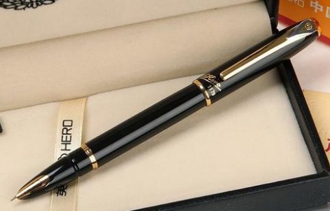 猜谜语，自己是个哑巴，却替别人说话，闲时戴帽休息，说话口中哗哗，猜一物