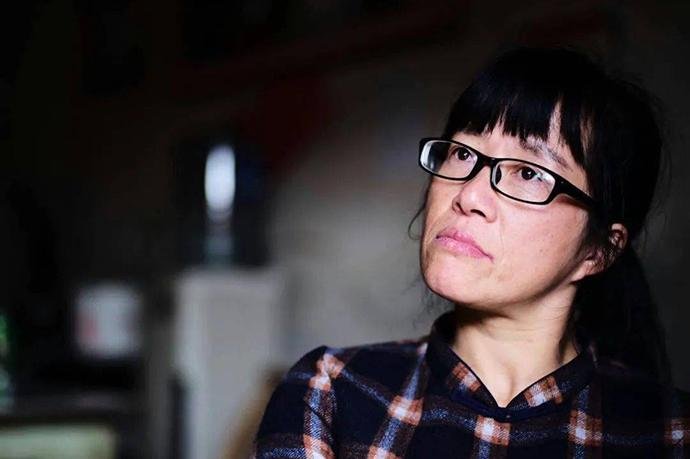 湖北诗人余秀华自称遭遇家暴，男方称所言不实，到底是谁在撒谎？