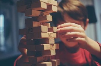 孩子上学时东西被同学拿了该怎么办？